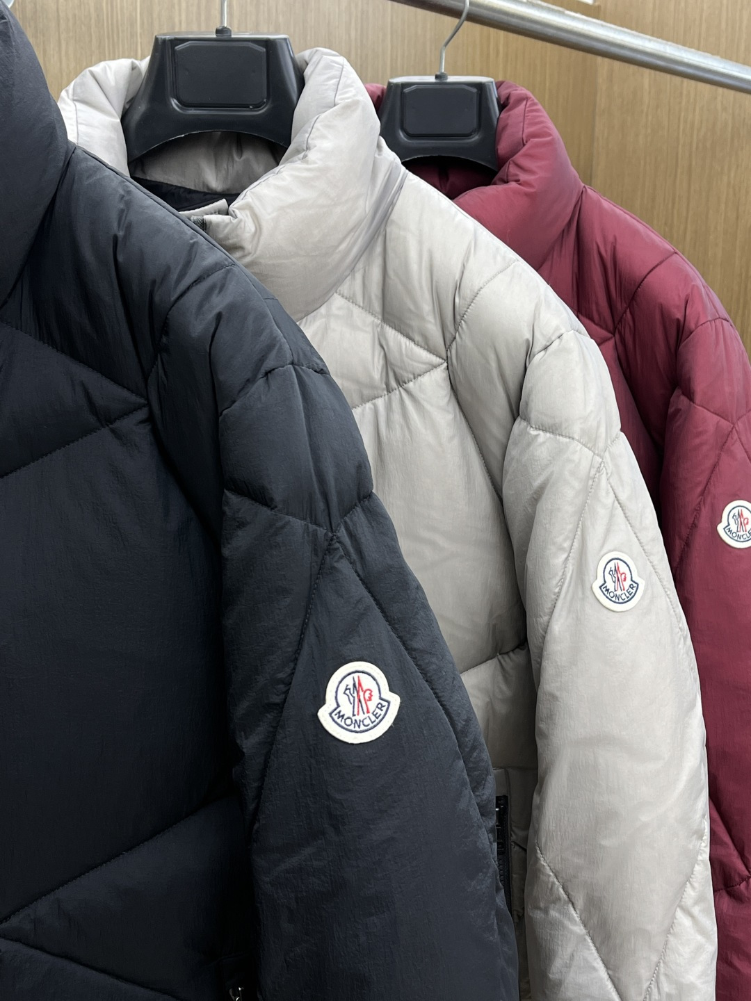 秋冬羽绒 Mon 🔥秋冬上新 蒙口立领羽绒服 进口面料 定制五金 简约时尚 适配商务、休闲等多种场合 专