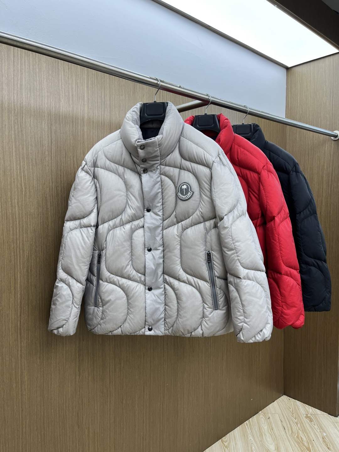 秋冬羽绒 Mon 🔥秋冬上新 蒙口立领羽绒服 进口面料 定制五金 简约时尚 适配商务、休闲等多种场合 专