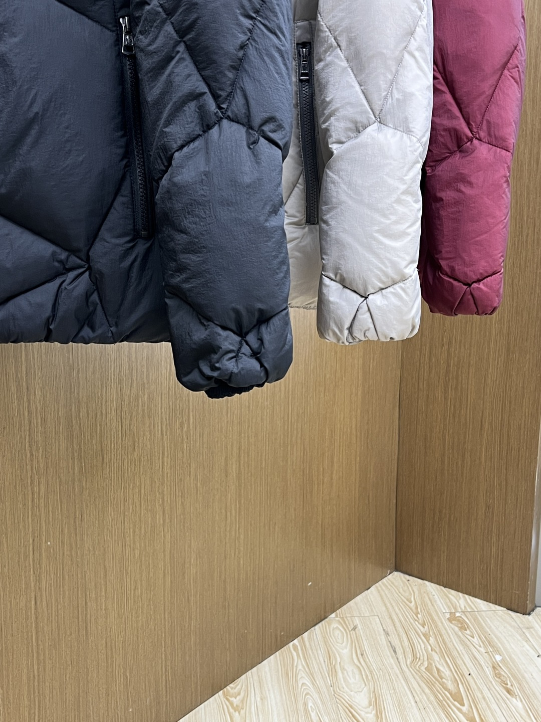 秋冬羽绒 Mon 🔥秋冬上新 蒙口立领羽绒服 进口面料 定制五金 简约时尚 适配商务、休闲等多种场合 专