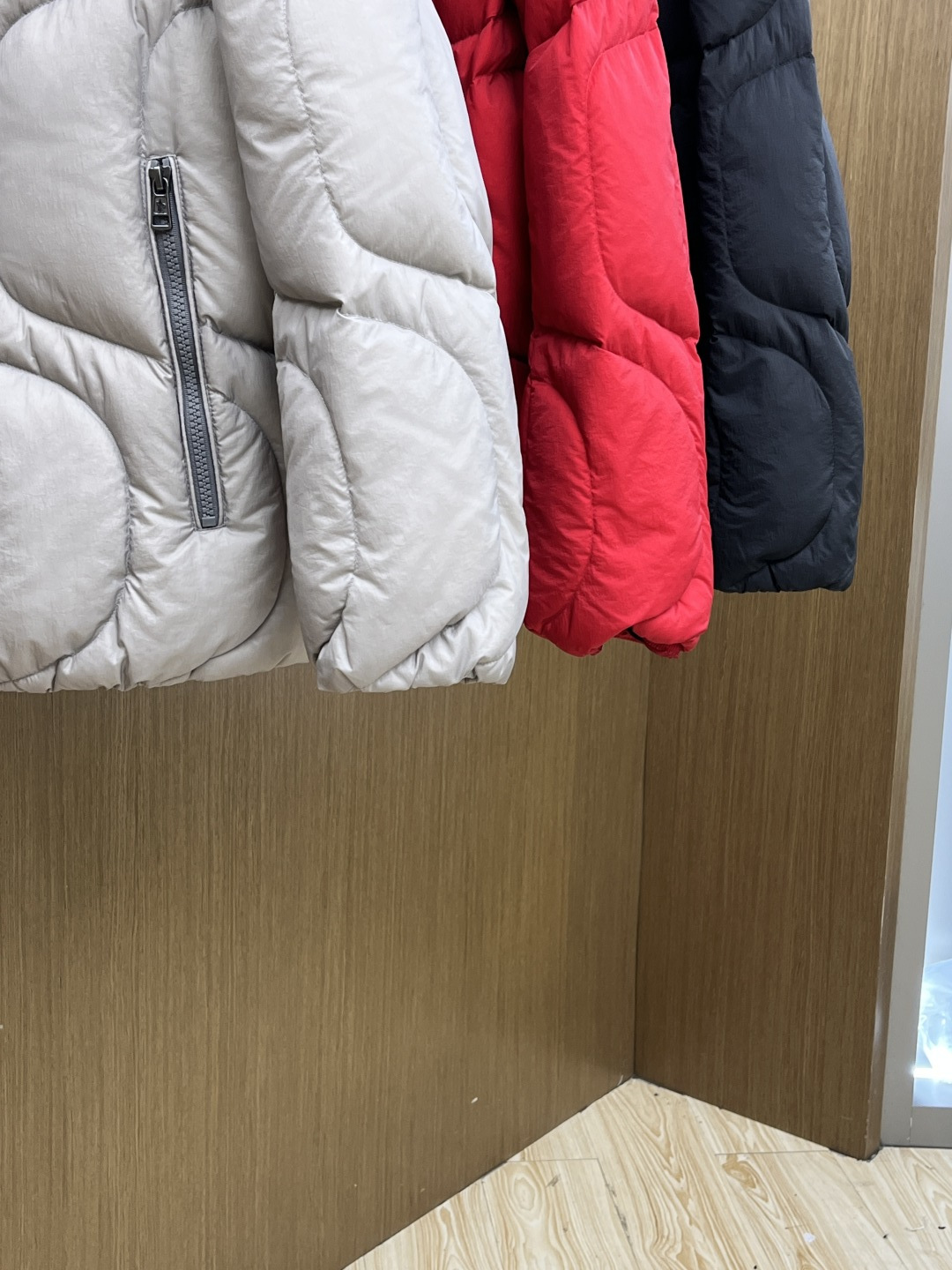 秋冬羽绒 Mon 🔥秋冬上新 蒙口立领羽绒服 进口面料 定制五金 简约时尚 适配商务、休闲等多种场合 专