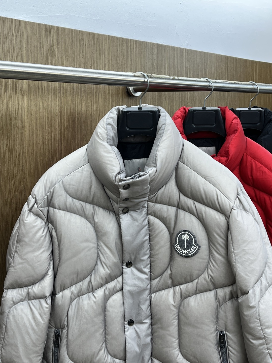 秋冬羽绒 Mon 🔥秋冬上新 蒙口立领羽绒服 进口面料 定制五金 简约时尚 适配商务、休闲等多种场合 专