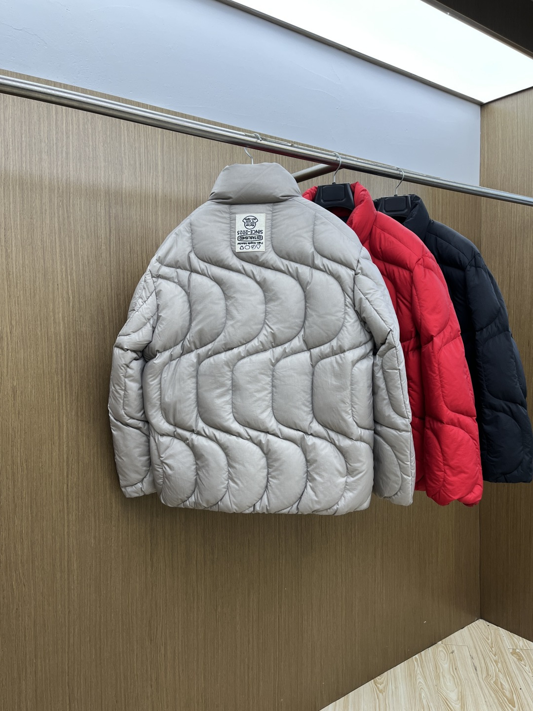 秋冬羽绒 Mon 🔥秋冬上新 蒙口立领羽绒服 进口面料 定制五金 简约时尚 适配商务、休闲等多种场合 专