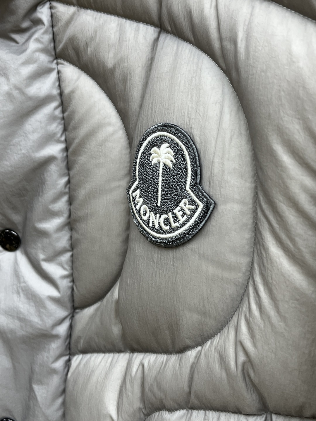 秋冬羽绒 Mon 🔥秋冬上新 蒙口立领羽绒服 进口面料 定制五金 简约时尚 适配商务、休闲等多种场合 专