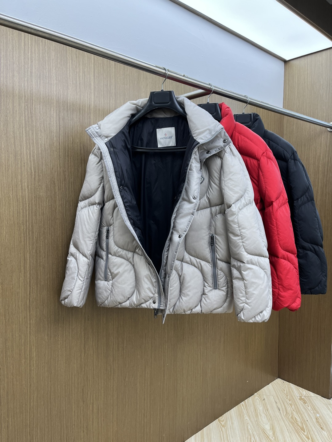 秋冬羽绒 Mon 🔥秋冬上新 蒙口立领羽绒服 进口面料 定制五金 简约时尚 适配商务、休闲等多种场合 专