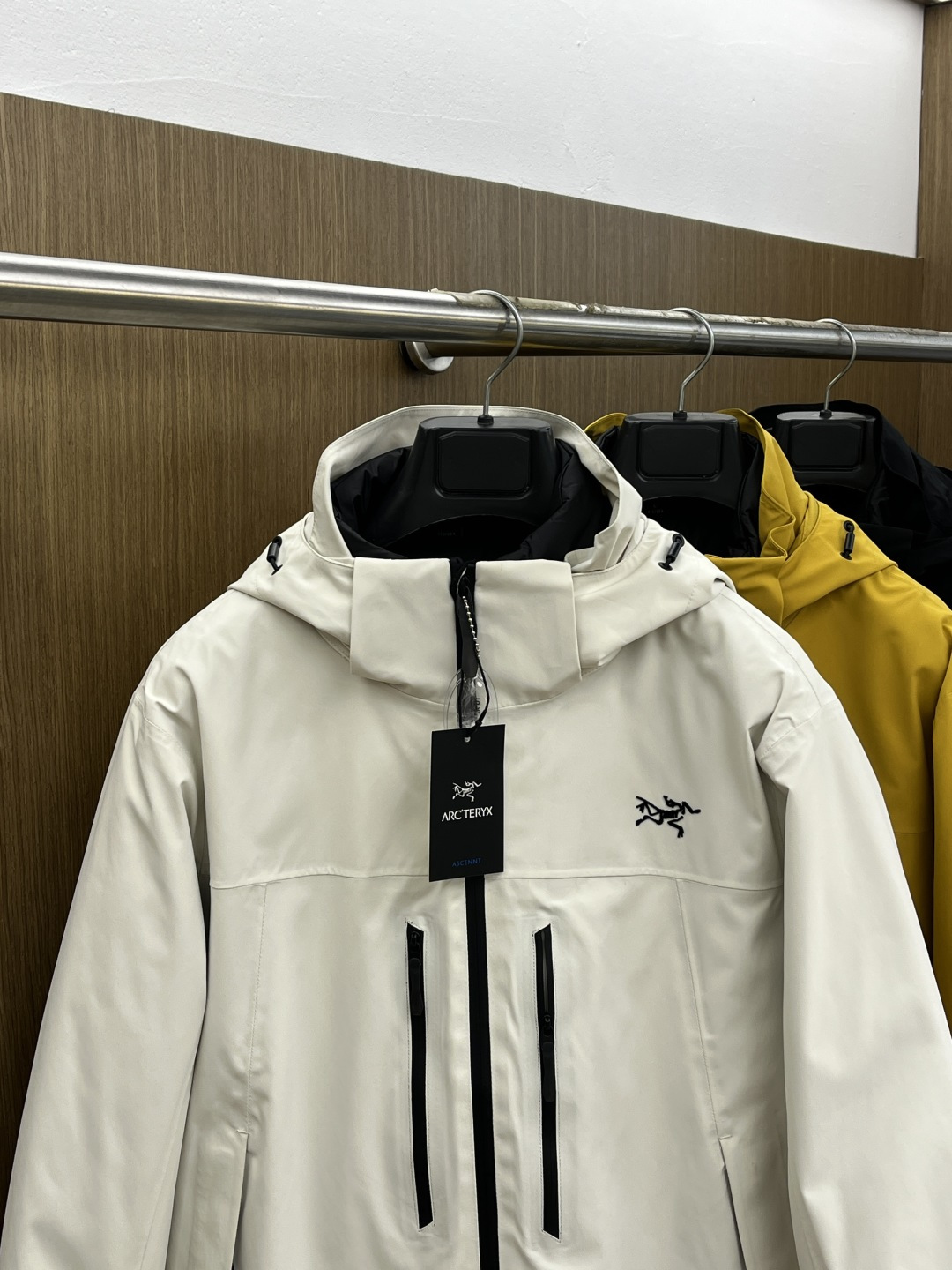 秋冬羽绒 始祖鸟 🔥今年鸟家王炸款三合一冲锋衣羽绒服了来了！一衣三穿！内胆带logo轻薄户外级羽绒服！外