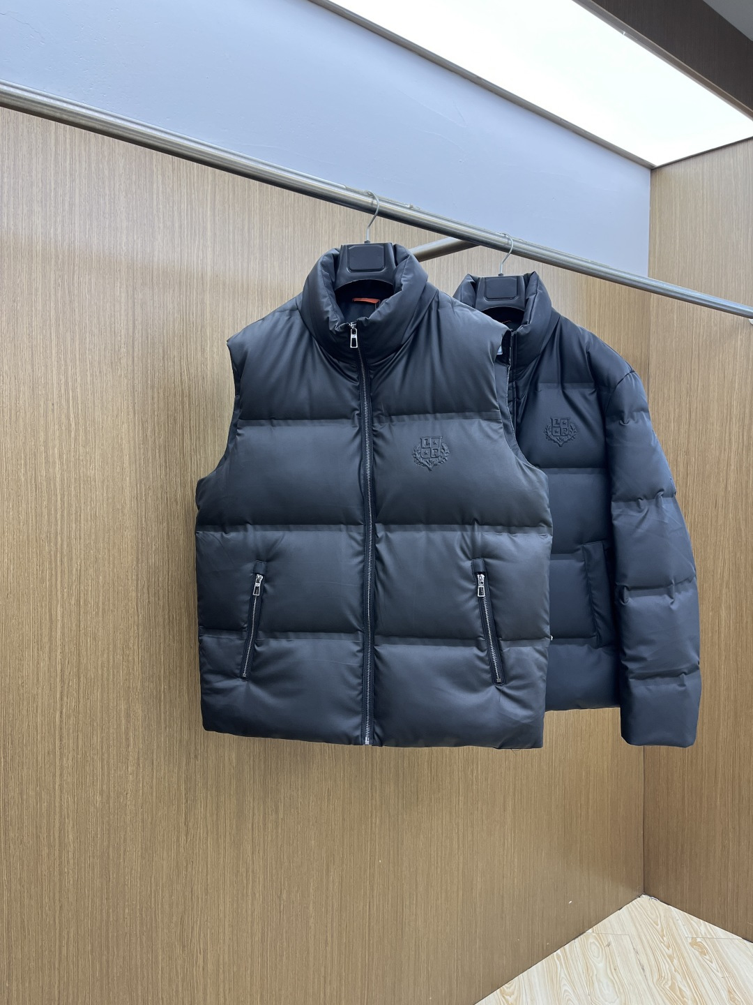 秋冬羽绒服 lP🆕 🔥🔥爆单王 25秋冬独家专供秋冬新款立领羽绒服马甲 贸易公司渠道稀出，降温天气必备的