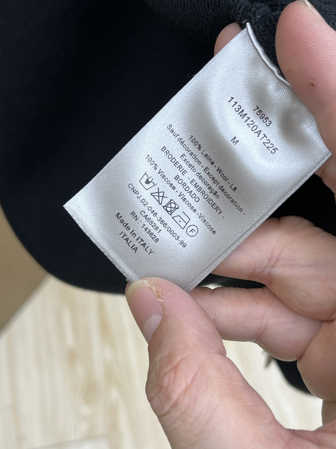 Dior迪奥立领针织拉链衫，是秋冬“低调贵气”的标准答案~底色自带沉稳质感，细腻针织裹满柔和暖意，立领+