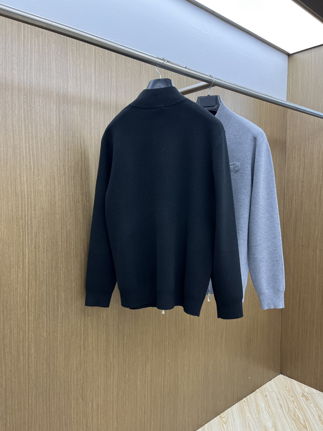 Dior迪奥立领针织拉链衫，是秋冬“低调贵气”的标准答案~底色自带沉稳质感，细腻针织裹满柔和暖意，立领+