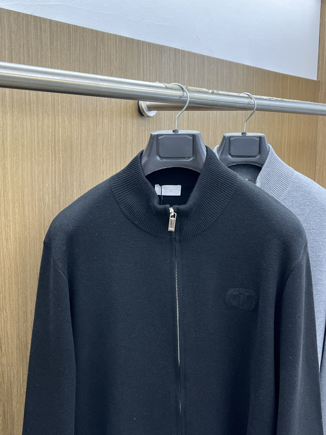 Dior迪奥立领针织拉链衫，是秋冬“低调贵气”的标准答案~底色自带沉稳质感，细腻针织裹满柔和暖意，立领+