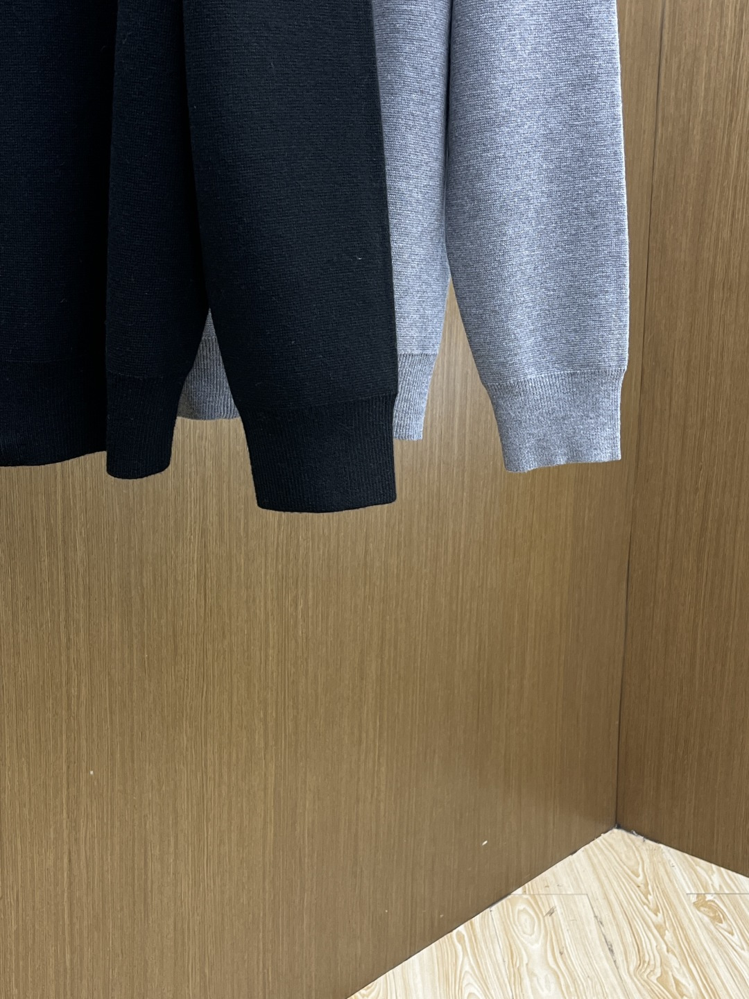 Dior迪奥立领针织拉链衫，是秋冬“低调贵气”的标准答案~底色自带沉稳质感，细腻针织裹满柔和暖意，立领+