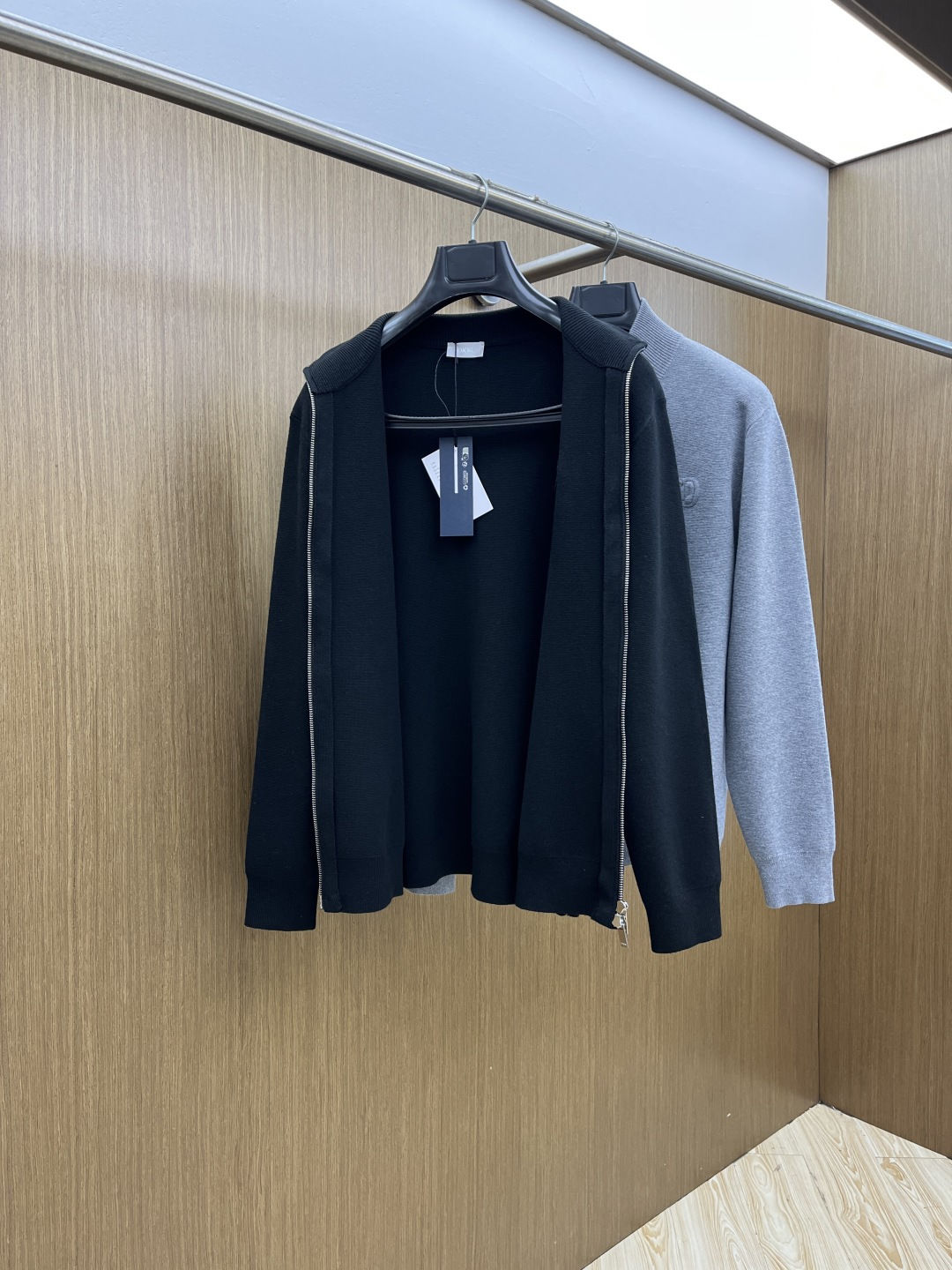 Dior迪奥立领针织拉链衫，是秋冬“低调贵气”的标准答案~底色自带沉稳质感，细腻针织裹满柔和暖意，立领+