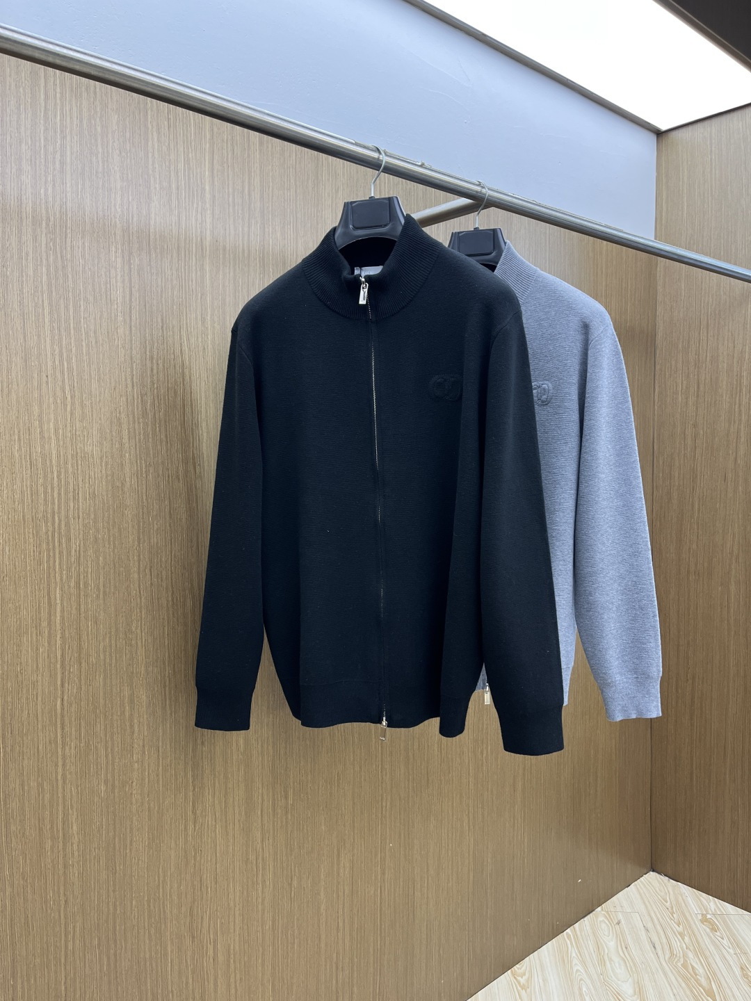 Dior迪奥立领针织拉链衫，是秋冬“低调贵气”的标准答案~底色自带沉稳质感，细腻针织裹满柔和暖意，立领+