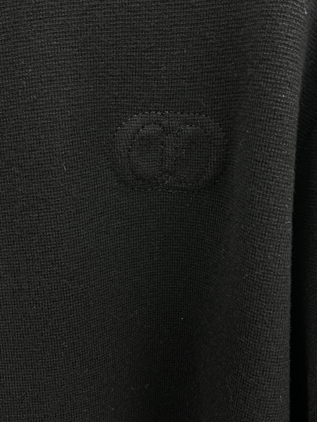 Dior迪奥立领针织拉链衫，是秋冬“低调贵气”的标准答案~底色自带沉稳质感，细腻针织裹满柔和暖意，立领+