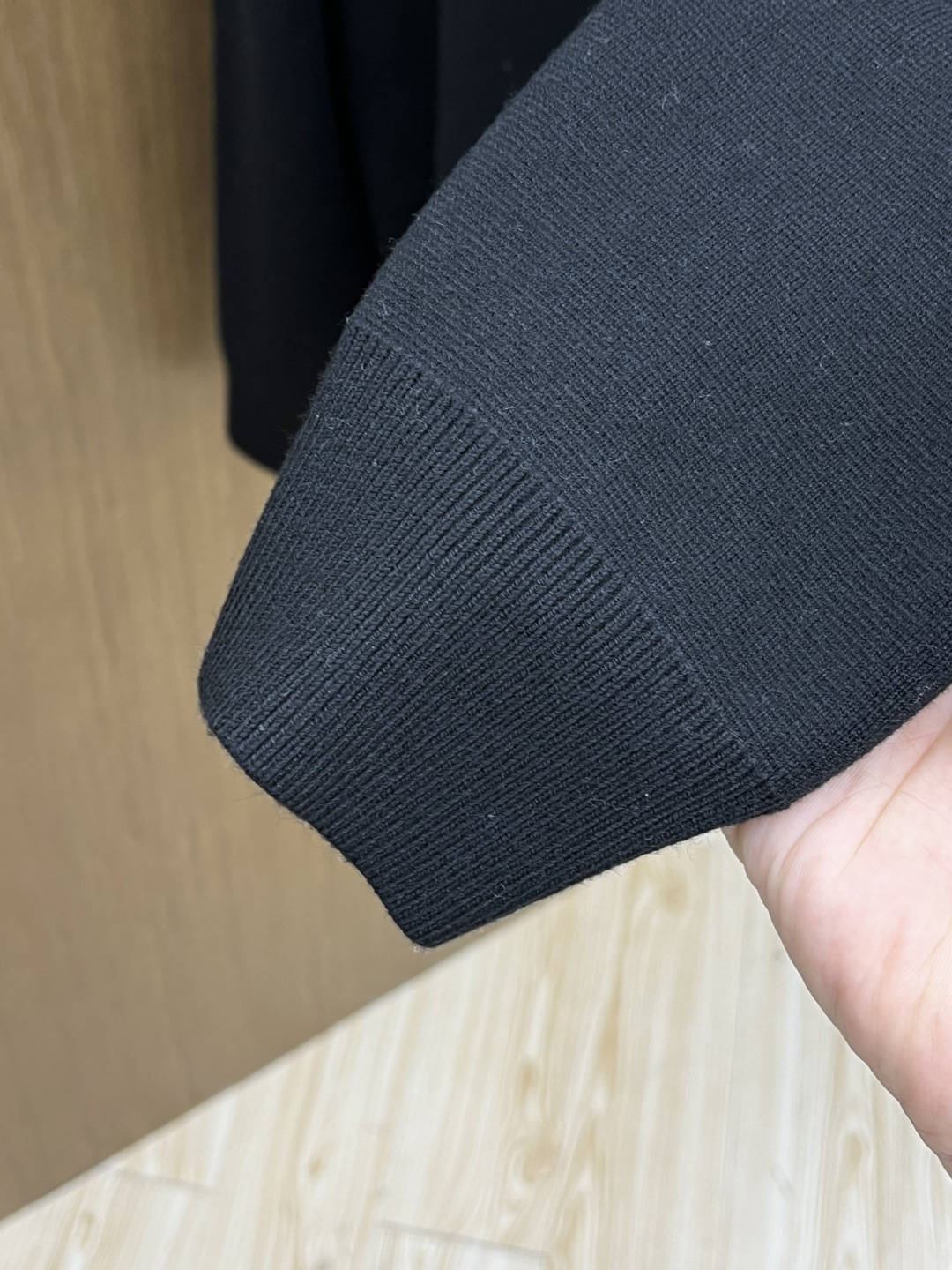 Dior迪奥立领针织拉链衫，是秋冬“低调贵气”的标准答案~底色自带沉稳质感，细腻针织裹满柔和暖意，立领+