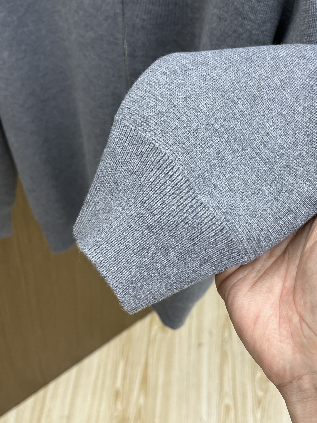 Dior迪奥立领针织拉链衫，是秋冬“低调贵气”的标准答案~底色自带沉稳质感，细腻针织裹满柔和暖意，立领+