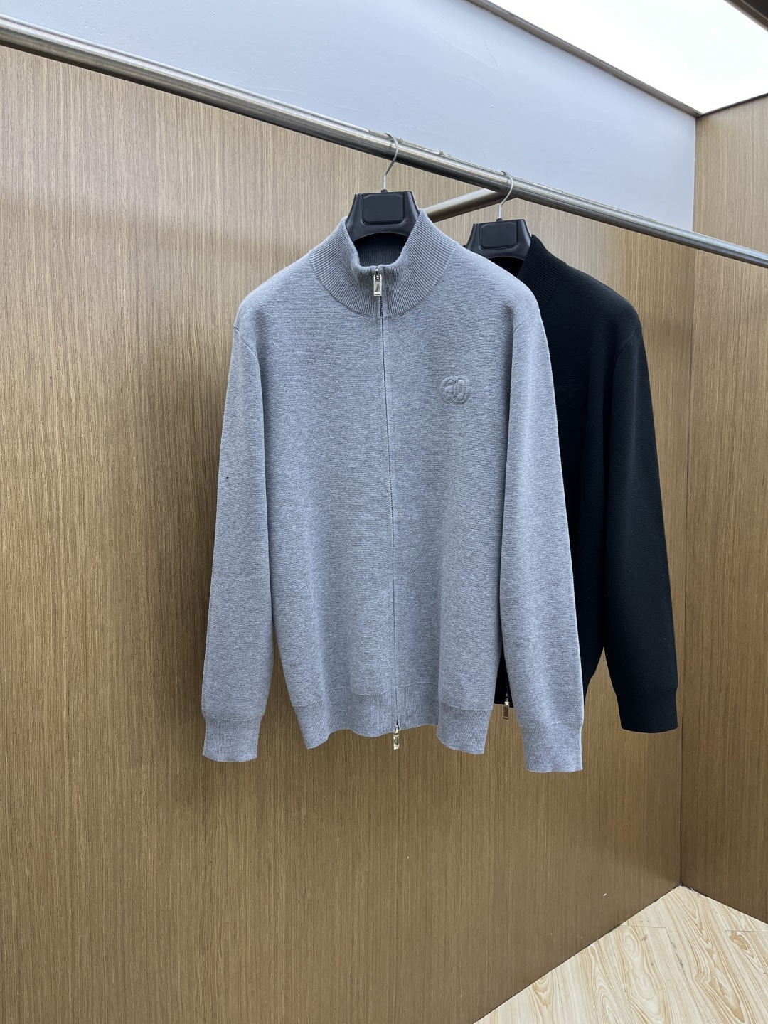 NO:613657,Dior Dior stand collar knitted zipper sweater is the standard answer to 'low-key elegance' in autumn and winter~ The base color has a calm texture, and the delicate knitted fabric is full of soft warmth. The stand collar + full zipper design adapts to temperature differences. The dark CD pattern on the chest is quiet and delicate. The simple version is relaxed and slim. It can be worn for commuting and daily wear alone to give an effortless sense of luxury. Color Gray Black Size S-XXL  GZ,,dior,dior,alexander wang19860909Dior迪奥立领针织拉链衫,是秋冬“低调贵气”的标准答案~ 底色自带沉稳质感,细腻针织裹满柔和暖意,立领+全拉链设计适配温差,胸前暗纹CD是不动声色的精致,简约版型松弛又显瘦,通勤叠穿、日常单穿都能穿出毫不费力的高级感. 颜色 灰色 黑色 尺码S-XXL GZ,,dior,dior,alexander wang,Men's clothing