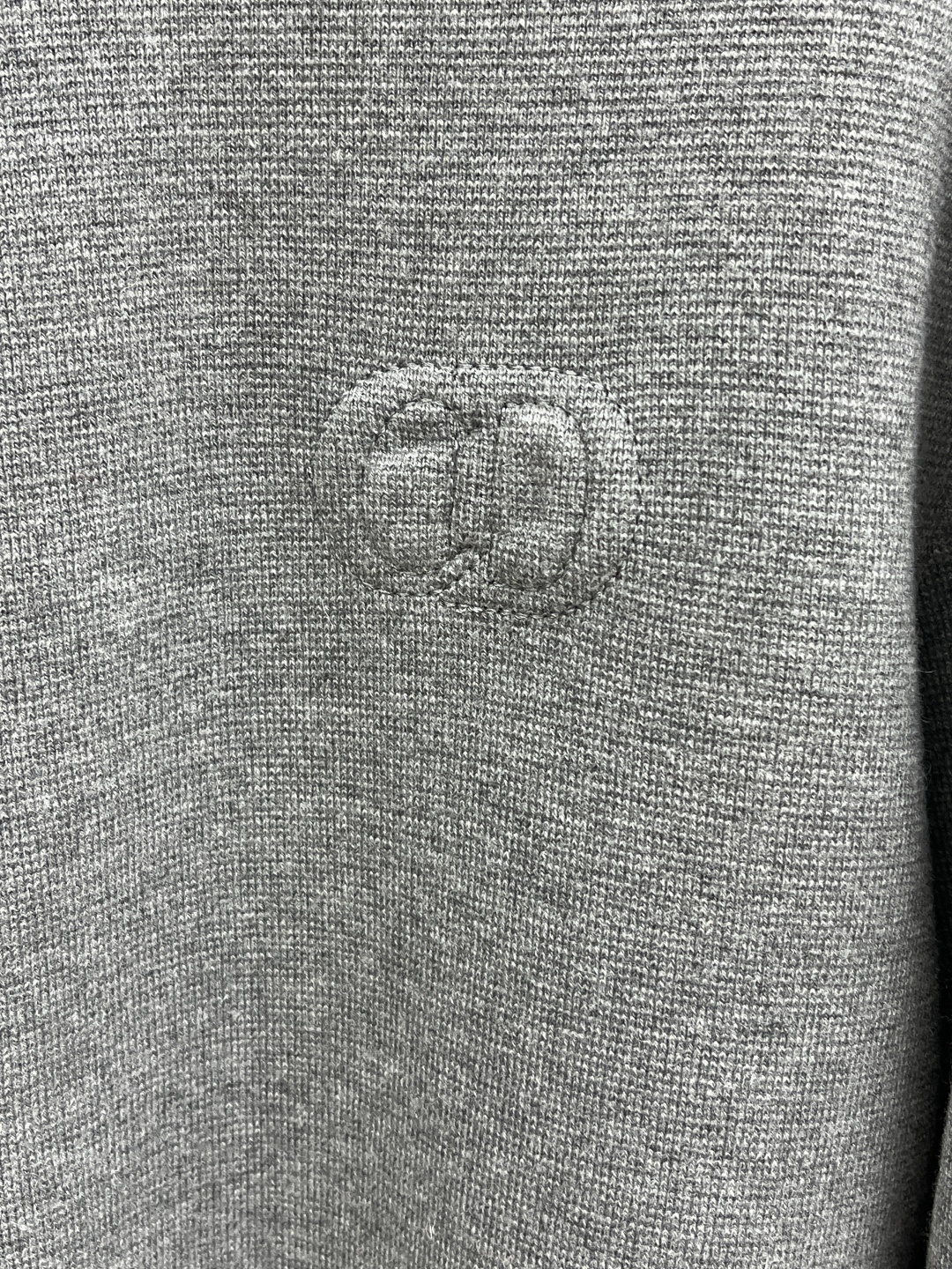 Dior迪奥立领针织拉链衫，是秋冬“低调贵气”的标准答案~底色自带沉稳质感，细腻针织裹满柔和暖意，立领+