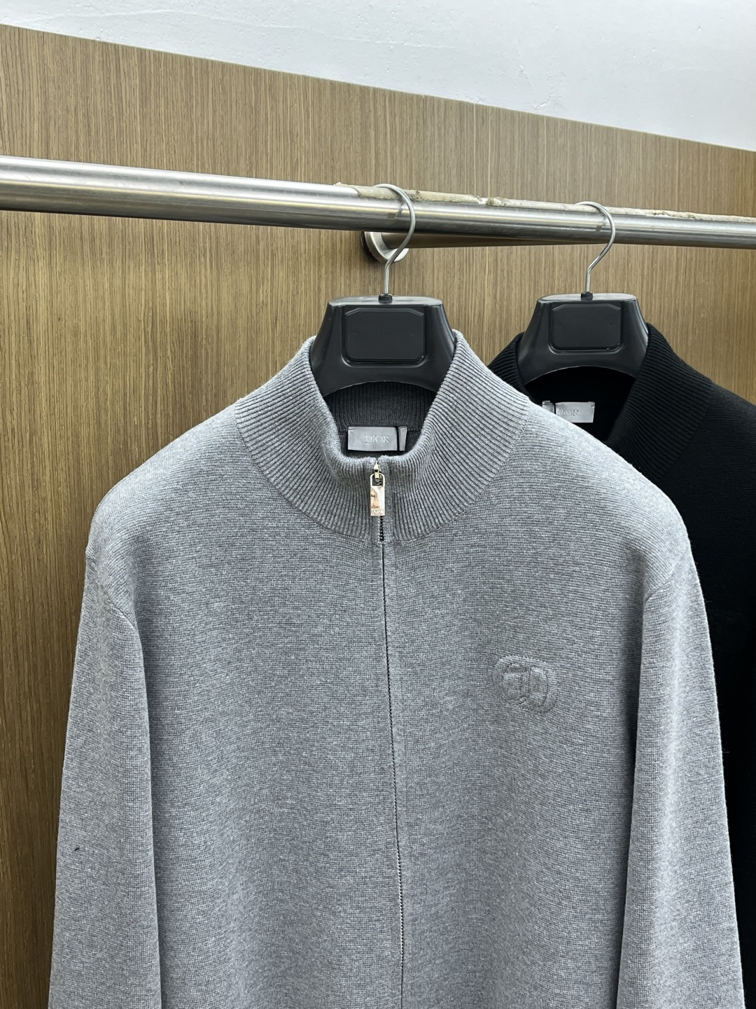Dior迪奥立领针织拉链衫，是秋冬“低调贵气”的标准答案~底色自带沉稳质感，细腻针织裹满柔和暖意，立领+