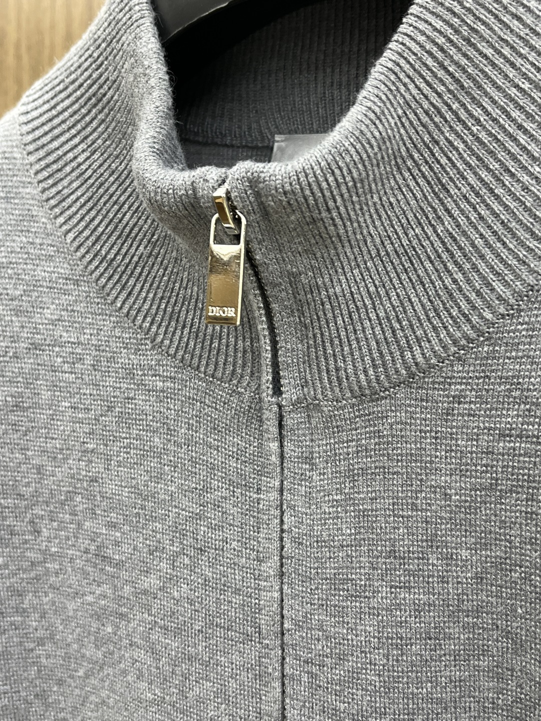 Dior迪奥立领针织拉链衫，是秋冬“低调贵气”的标准答案~底色自带沉稳质感，细腻针织裹满柔和暖意，立领+