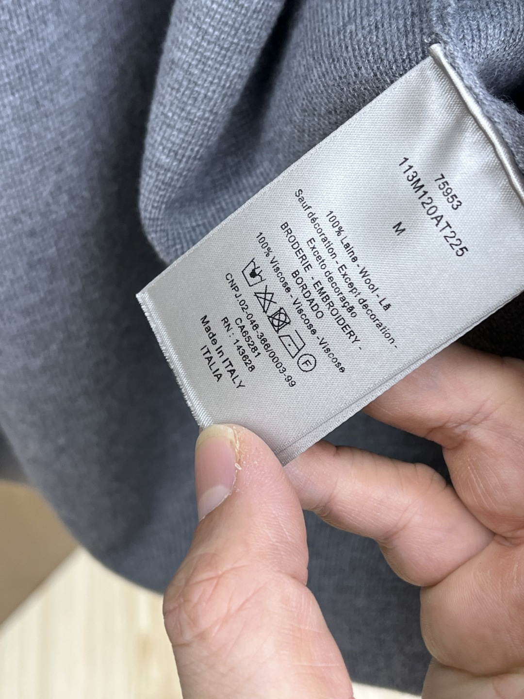 Dior迪奥立领针织拉链衫，是秋冬“低调贵气”的标准答案~底色自带沉稳质感，细腻针织裹满柔和暖意，立领+