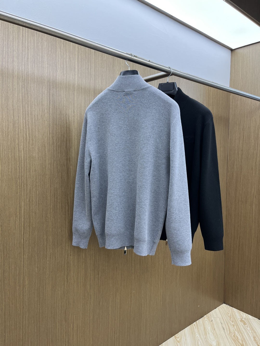 Dior迪奥立领针织拉链衫，是秋冬“低调贵气”的标准答案~底色自带沉稳质感，细腻针织裹满柔和暖意，立领+