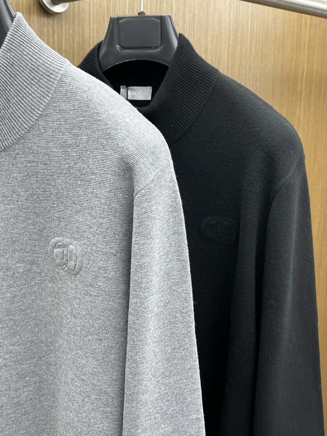 Dior迪奥立领针织拉链衫，是秋冬“低调贵气”的标准答案~底色自带沉稳质感，细腻针织裹满柔和暖意，立领+