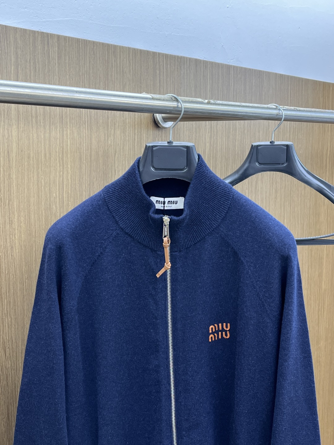 Miu Miu缪缪立领针织拉链衫，是秋冬氛围感的精准拿捏~藏青色自带低调贵气，软糯针织裹满温柔暖意，立领