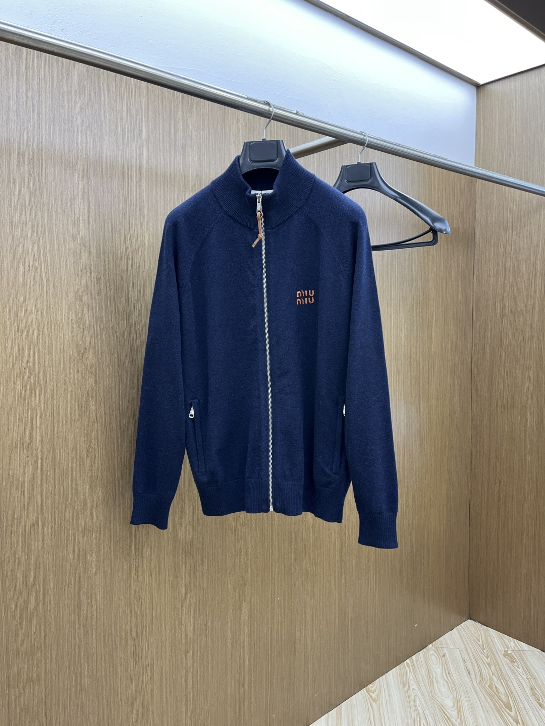 NO:613662,Miu Miu Miu Miu stand-up collar knitted zipper sweater is the perfect way to capture the atmosphere of autumn and winter~ The navy color has a low-key nobility, and the soft and waxy knitted fabric is full of gentle warmth. The stand-up collar + full zipper design is suitable for various temperatures. The brand logo on the chest is exquisite and discreet. The zipper pockets on both sides are both practical and fashionable. The relaxed and noble tone can be worn for commuting and dating. Color Navy Size 44-52 is equivalent to S-XXL normal size  GZ,,miumiu,alexander wang19860909Miu Miu缪缪立领针织拉链衫,是秋冬氛围感的精准拿捏~ 藏青色自带低调贵气,软糯针织裹满温柔暖意,立领+全拉链设计适配各种温度,胸前的品牌标识是精致小心机,两侧拉链口袋兼顾实用与时髦,松弛又显贵的调调,通勤、约会都能穿. 颜色 藏青 尺码44-52 相当于S-XXL 正常尺寸  GZ,,miumiu,alexander wang,Men's clothing