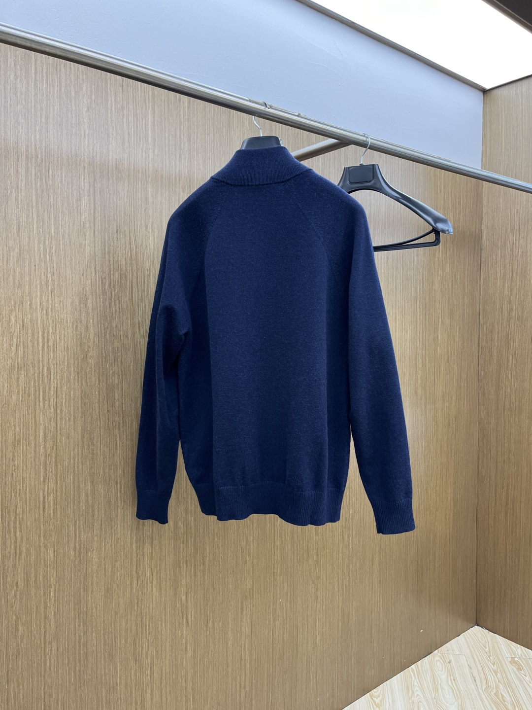 Miu Miu缪缪立领针织拉链衫，是秋冬氛围感的精准拿捏~藏青色自带低调贵气，软糯针织裹满温柔暖意，立领