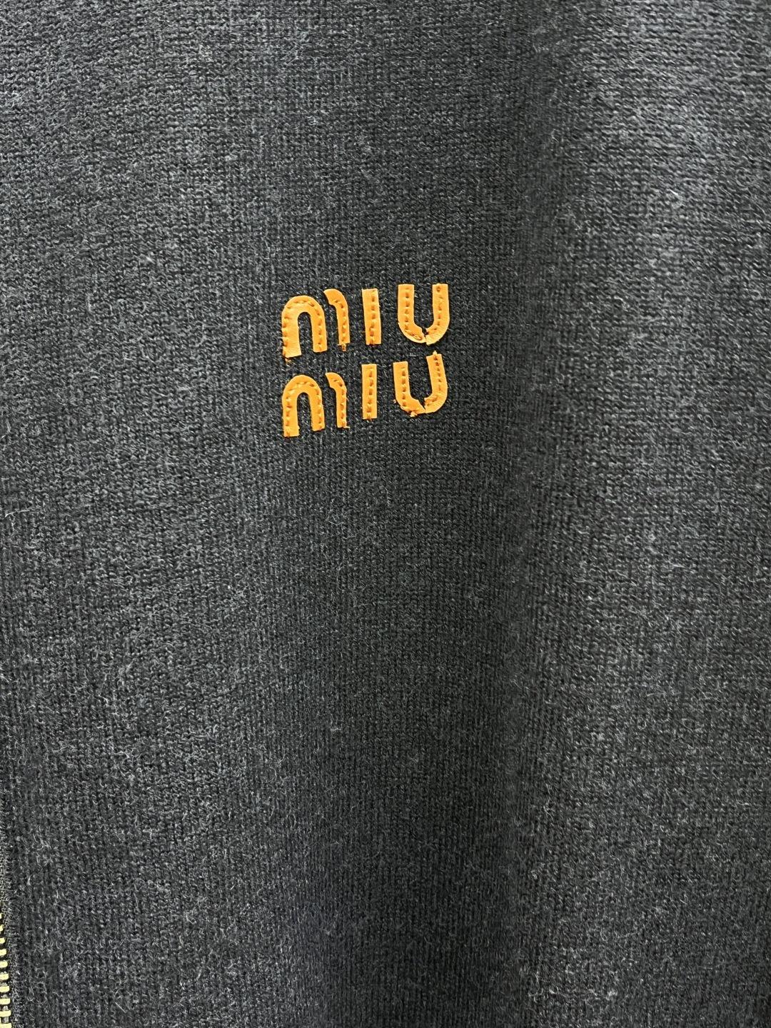 Miu Miu缪缪立领针织拉链衫，是秋冬氛围感的精准拿捏~藏青色自带低调贵气，软糯针织裹满温柔暖意，立领