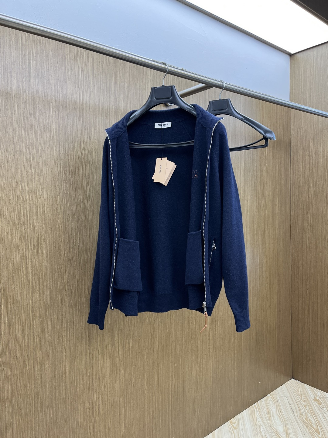 Miu Miu缪缪立领针织拉链衫，是秋冬氛围感的精准拿捏~藏青色自带低调贵气，软糯针织裹满温柔暖意，立领