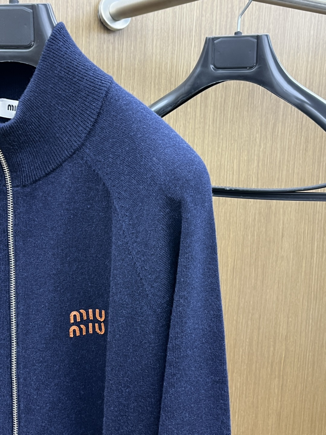 Miu Miu缪缪立领针织拉链衫，是秋冬氛围感的精准拿捏~藏青色自带低调贵气，软糯针织裹满温柔暖意，立领