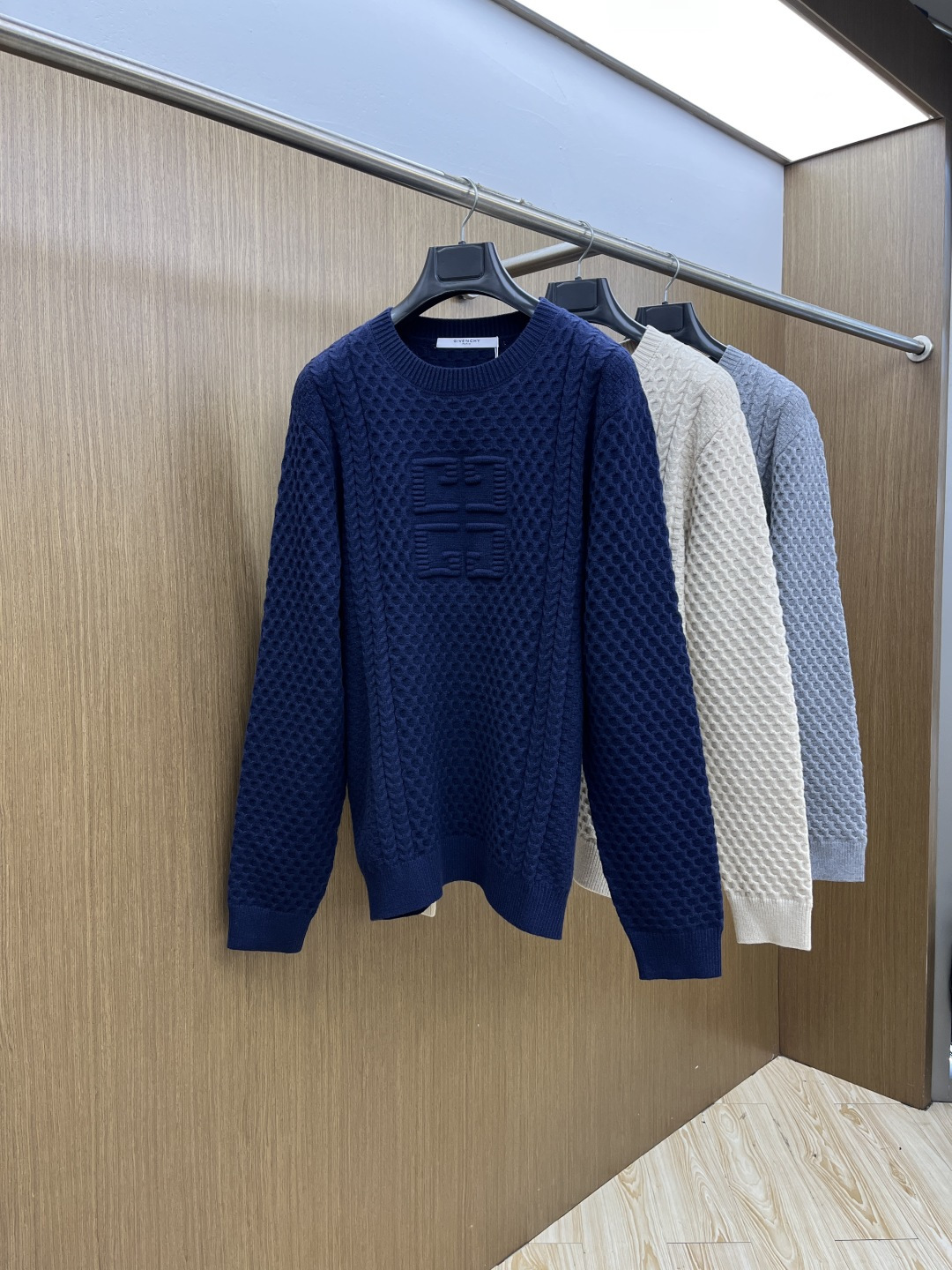 NO:613680,Autumn and winter Gvc exclusively supplies the new autumn and winter original men's casual sweaters, high-end customization, high version, fashionable and versatile original imported fabrics, logo pattern design, super soft and delicate to the touch, skin-friendly and comfortable to wear, high-end boutique, the upper body is exquisitely made by the OEM, men's must-have items19860909秋冬 Gvc 独家专供秋冬新款原单男士休闲毛衣 高端定制 高版本 时尚百搭爆款原版进口面料 logo图案设计 手感超柔软细腻 穿着亲肤舒适 高端精品 代工厂精细做上身非常赞 男士必备单品 xd三标齐全 尺码M-3XL,,sweaters,alexander wang,Men's clothing