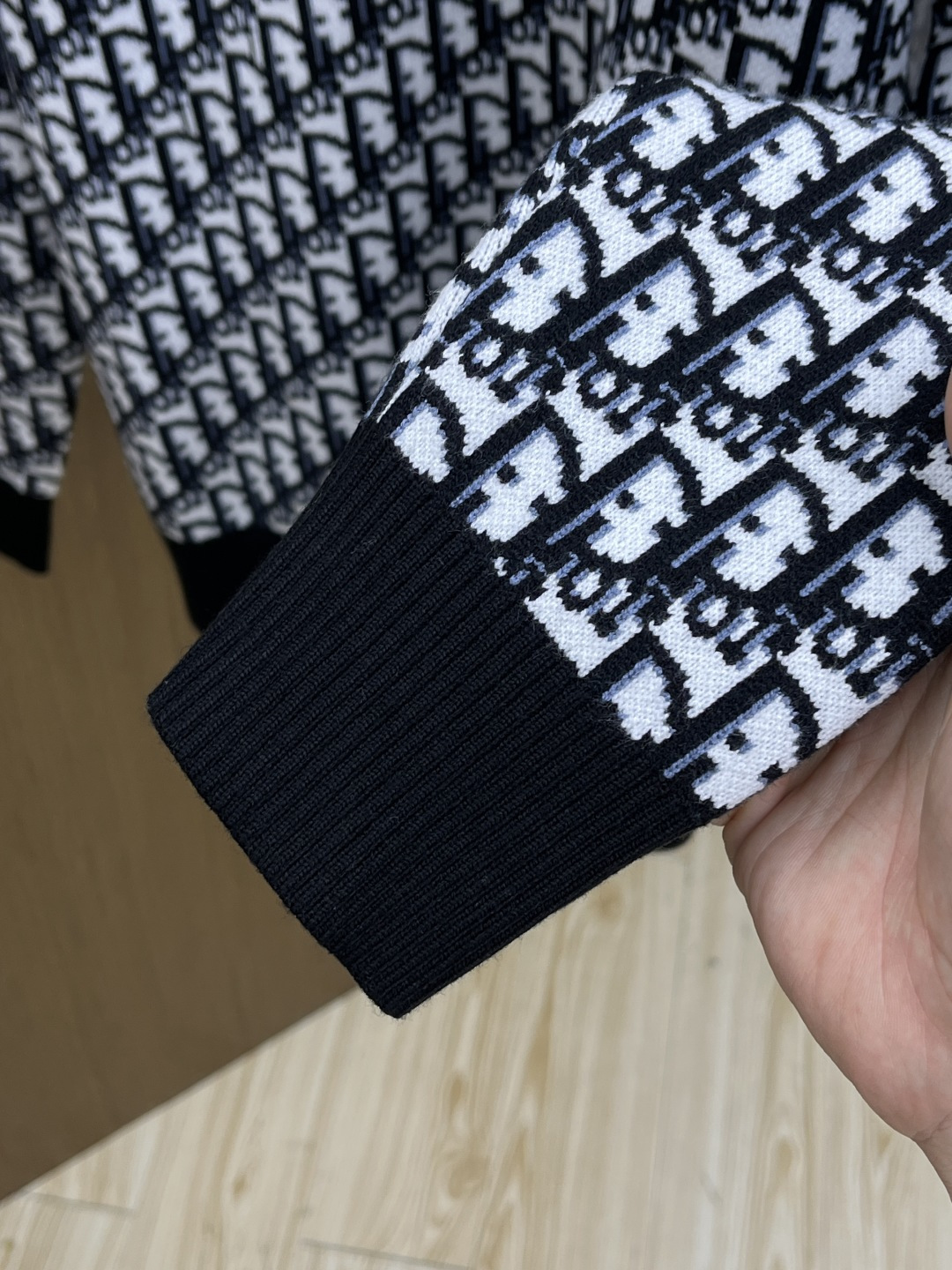 秋冬爆品 CD 🔥🔥aw秋冬新款 同步 时尚经典针织毛衣 秋冬必备款 采用针织衫加厚毛衣，精致简洁大方 