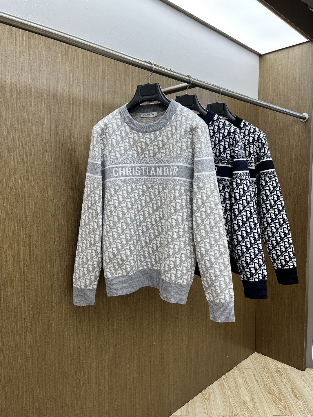 NO:656690,Autumn and winter hot items CD 1955aw new autumn and winter styles. Synchronized fashionable classic knitted sweaters. Must-have items for autumn and winter. Made of thickened knitted sweaters, exquisite, simple and elegant. Brand element embellishment design. Not too complicated craftsmanship. What is played is the fusion of design and materials. Simple European style. A must-have artifact for autumn and winter!  Size M-3xL fxg,,sweaters,alexander wang19860909秋冬爆品 CD 1955aw秋冬新款 同步 时尚经典针织毛衣 秋冬必备款 采用针织衫加厚毛衣,精致简洁大方 品牌元素点缀设计 没有过多复杂的工艺 玩的就是设计与材质的融合 简约的欧风 秋冬季必备神器！ 尺码M-3xL  fxg,,sweaters,alexander wang,Men's clothing