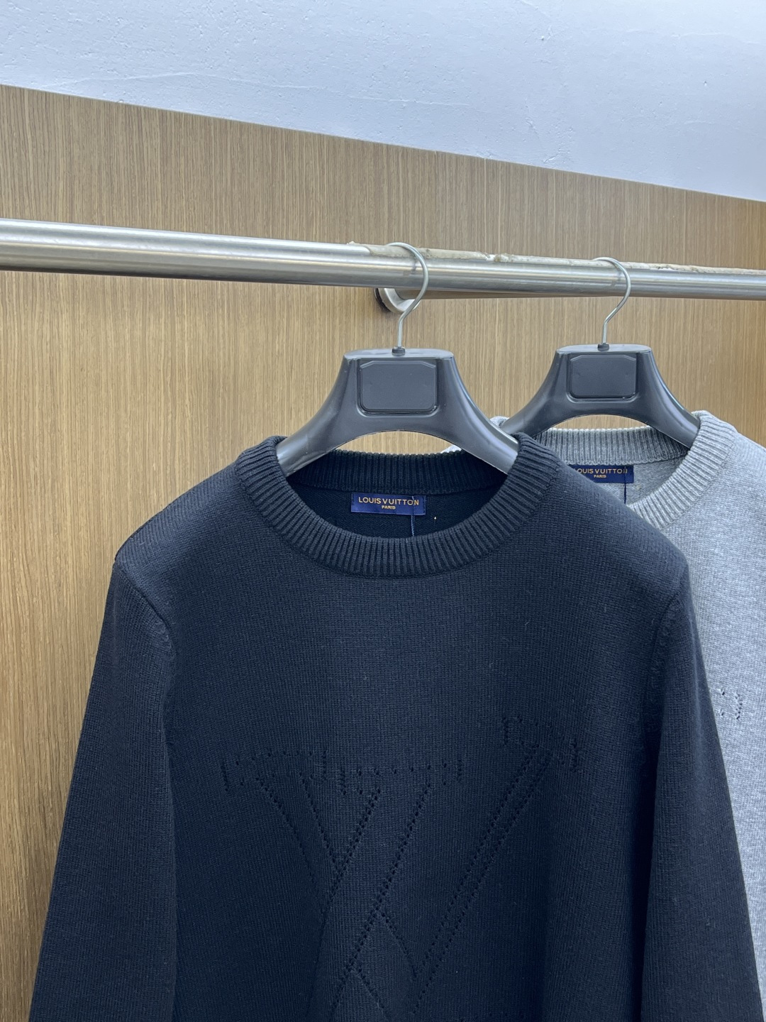 秋冬爆品 LV 🔥🔥aw秋冬新款 同步 时尚经典针织毛衣 秋冬必备款 采用针织衫加厚毛衣，精致简洁大方 