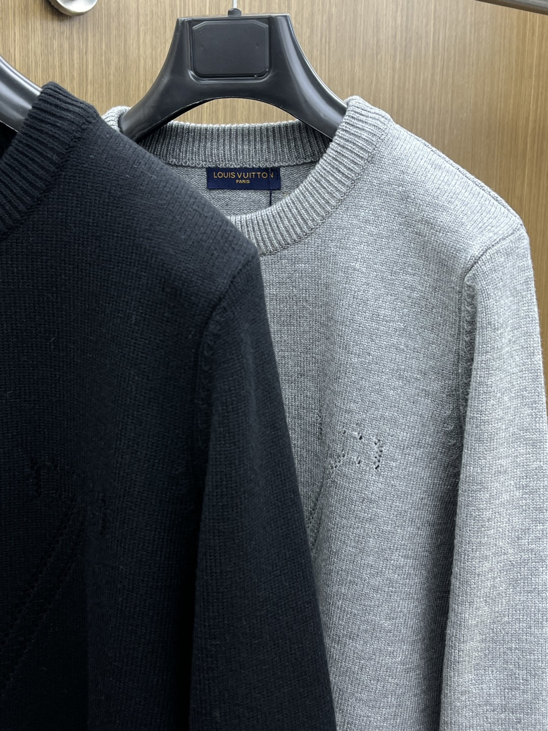 秋冬爆品 LV 🔥🔥aw秋冬新款 同步 时尚经典针织毛衣 秋冬必备款 采用针织衫加厚毛衣，精致简洁大方 