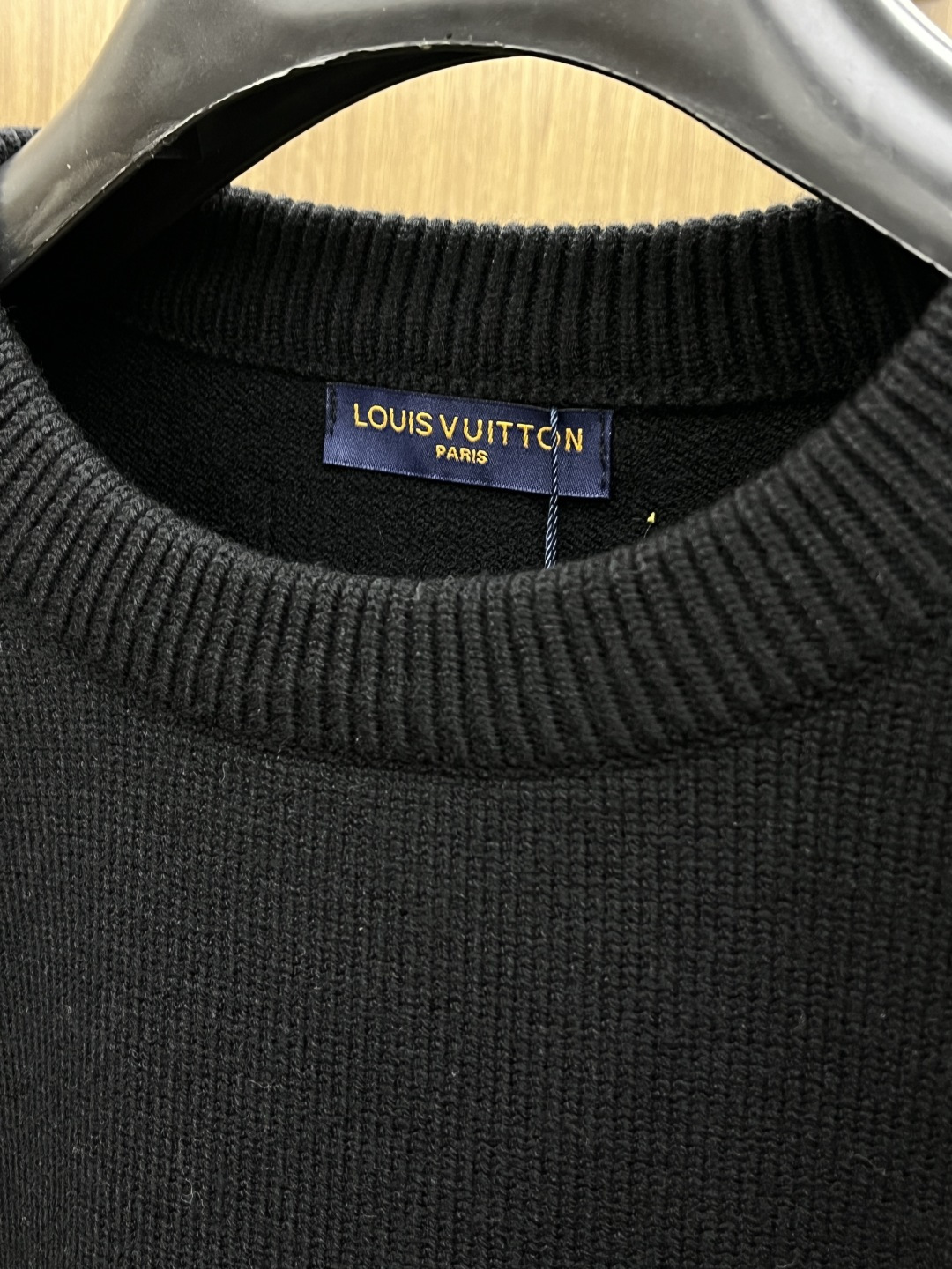 秋冬爆品 LV 🔥🔥aw秋冬新款 同步 时尚经典针织毛衣 秋冬必备款 采用针织衫加厚毛衣，精致简洁大方 