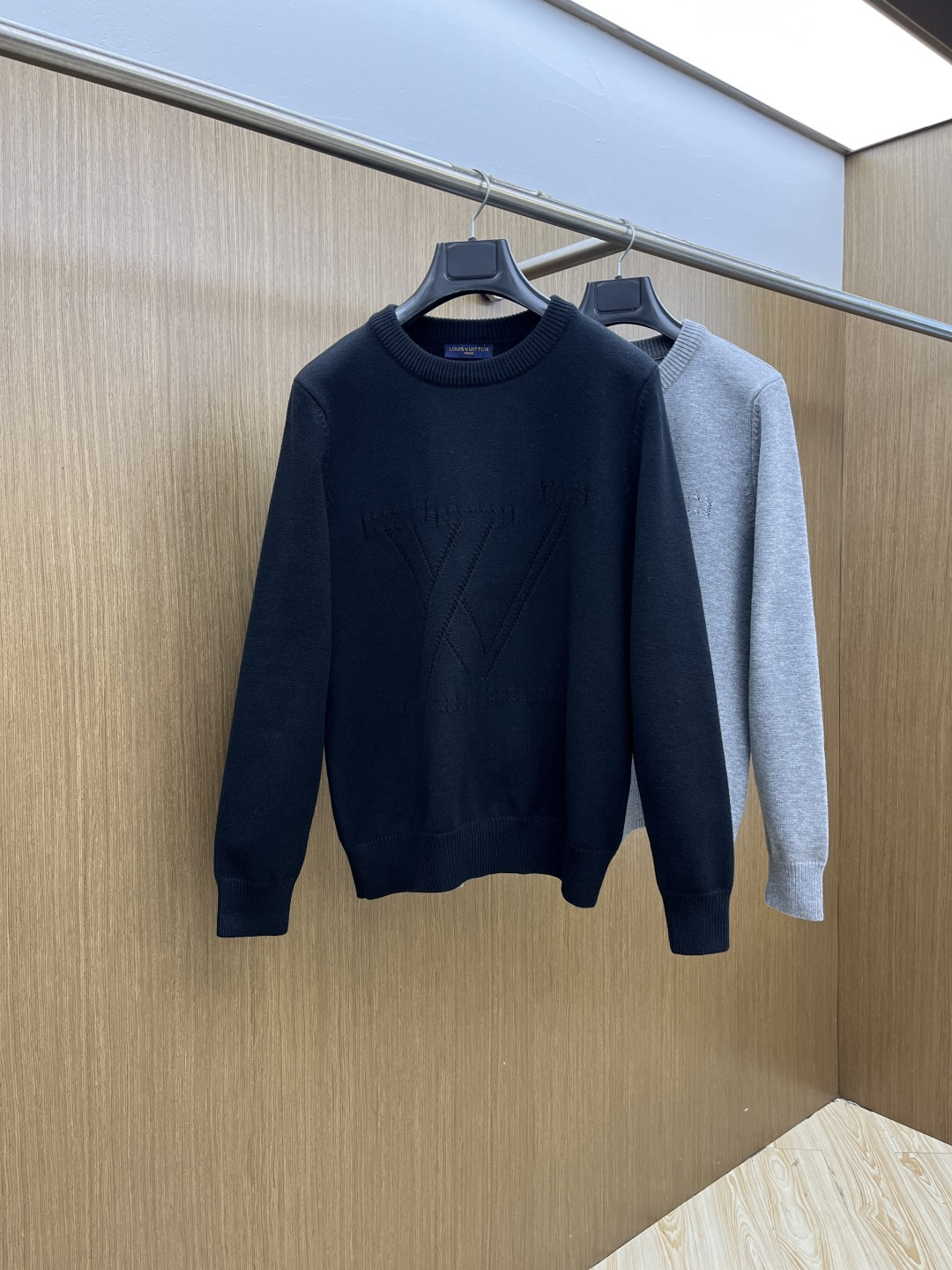 秋冬爆品 LV 🔥🔥aw秋冬新款 同步 时尚经典针织毛衣 秋冬必备款 采用针织衫加厚毛衣，精致简洁大方 