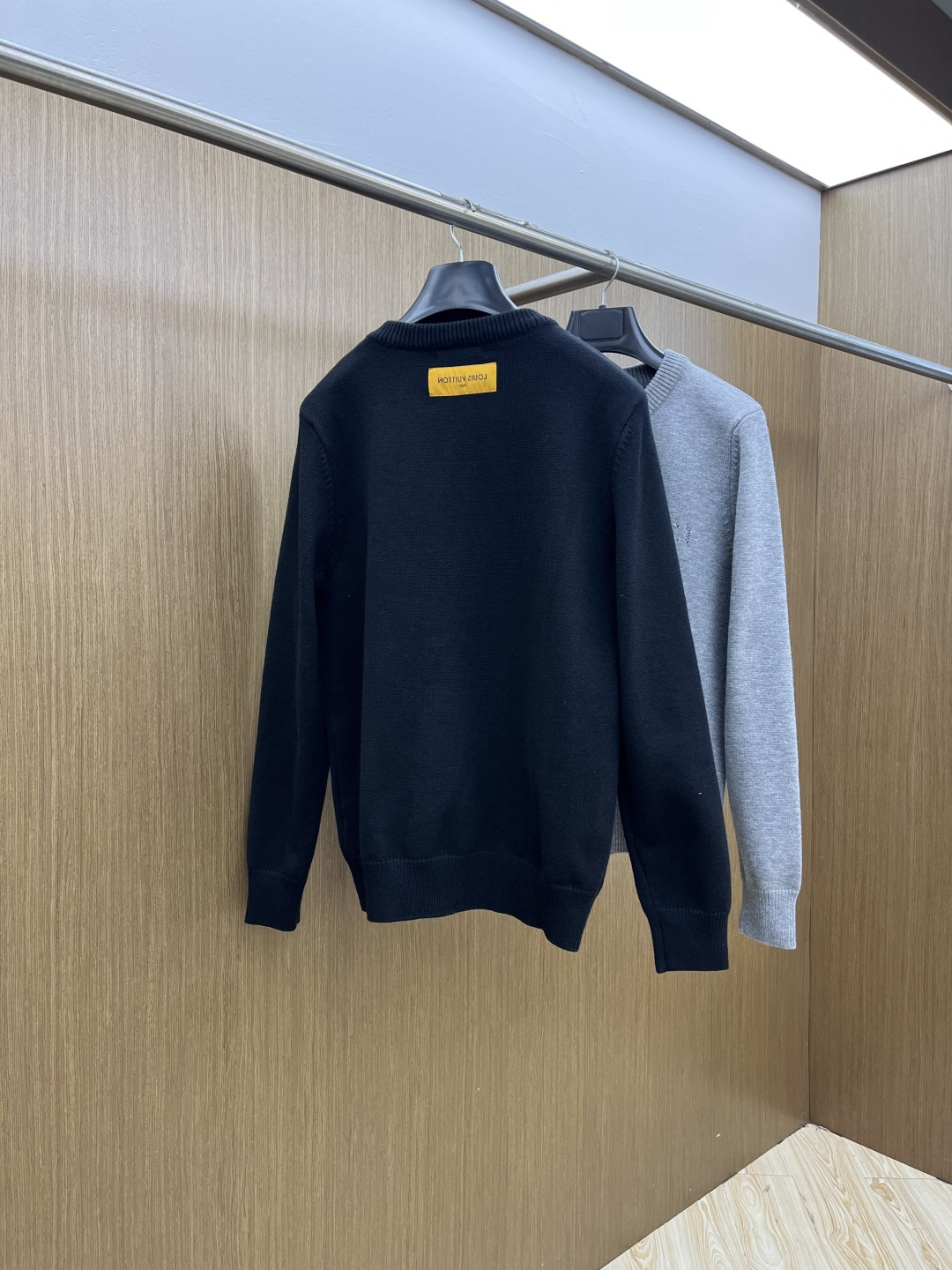 秋冬爆品 LV 🔥🔥aw秋冬新款 同步 时尚经典针织毛衣 秋冬必备款 采用针织衫加厚毛衣，精致简洁大方 