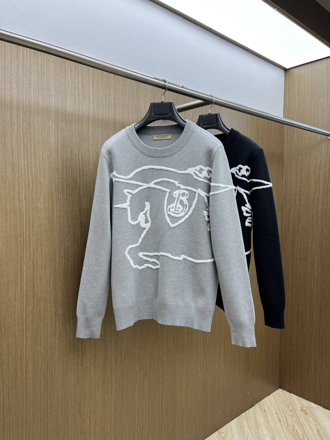 NO:656673,Autumn and winter hot items BBR 1955aw new autumn and winter styles, synchronous fashionable classic knitted sweaters, essential items for autumn and winter. Made of thickened knitted sweaters, exquisite, simple and elegant. Brand element embellishment design. There is not too much complicated craftsmanship. What is played is the fusion of design and materials. Simple European style. A must-have artifact for autumn and winter!  Size M-3xL fxg,,sweaters,alexander wang19860909秋冬爆品 BBR 1955aw秋冬新款 同步 时尚经典针织毛衣 秋冬必备款 采用针织衫加厚毛衣,精致简洁大方 品牌元素点缀设计 没有过多复杂的工艺 玩的就是设计与材质的融合 简约的欧风 秋冬季必备神器！ 尺码M-3xL  fxg,,sweaters,alexander wang,Men's clothing