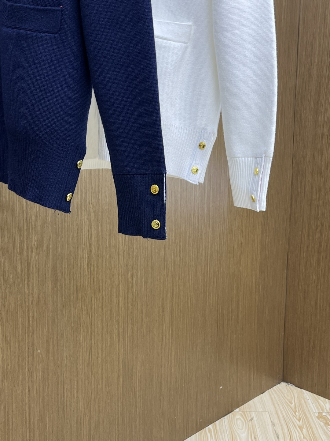 秋冬爆品 TB 🔥🔥aw秋冬新款 同步 时尚经典针织开衫毛衣 秋冬必备款 采用针织衫加厚毛衣，精致简洁大