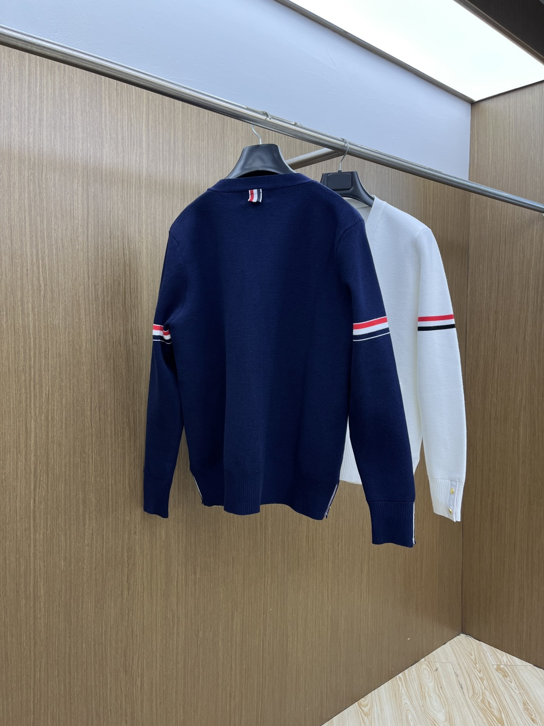 秋冬爆品 TB 🔥🔥aw秋冬新款 同步 时尚经典针织开衫毛衣 秋冬必备款 采用针织衫加厚毛衣，精致简洁大