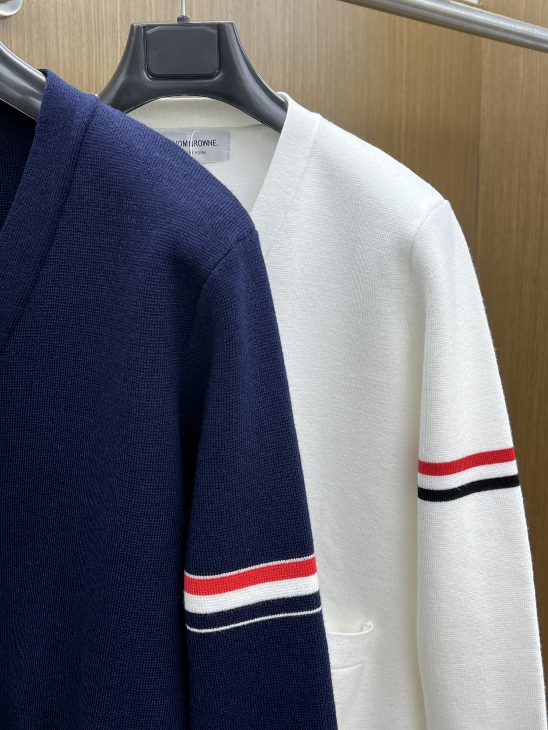 秋冬爆品 TB 🔥🔥aw秋冬新款 同步 时尚经典针织开衫毛衣 秋冬必备款 采用针织衫加厚毛衣，精致简洁大