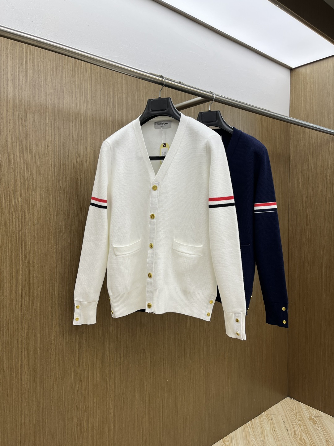 NO:656677,Autumn and winter hot products TB 1955aw new autumn and winter style, synchronous fashionable classic knitted cardigan sweater, a must-have for autumn and winter. Made of thickened knitted sweaters, exquisite, simple and elegant. Brand element embellishment design. There is not too much complicated craftsmanship. What is played is the fusion of design and materials. Simple European style. A must-have artifact for autumn and winter!  Size M-3xL fxg,,sweaters,alexander wang19860909秋冬爆品 TB 1955aw秋冬新款 同步 时尚经典针织开衫毛衣 秋冬必备款 采用针织衫加厚毛衣,精致简洁大方 品牌元素点缀设计 没有过多复杂的工艺 玩的就是设计与材质的融合 简约的欧风 秋冬季必备神器！ 尺码M-3xL  fxg,,sweaters,alexander wang,Men's clothing