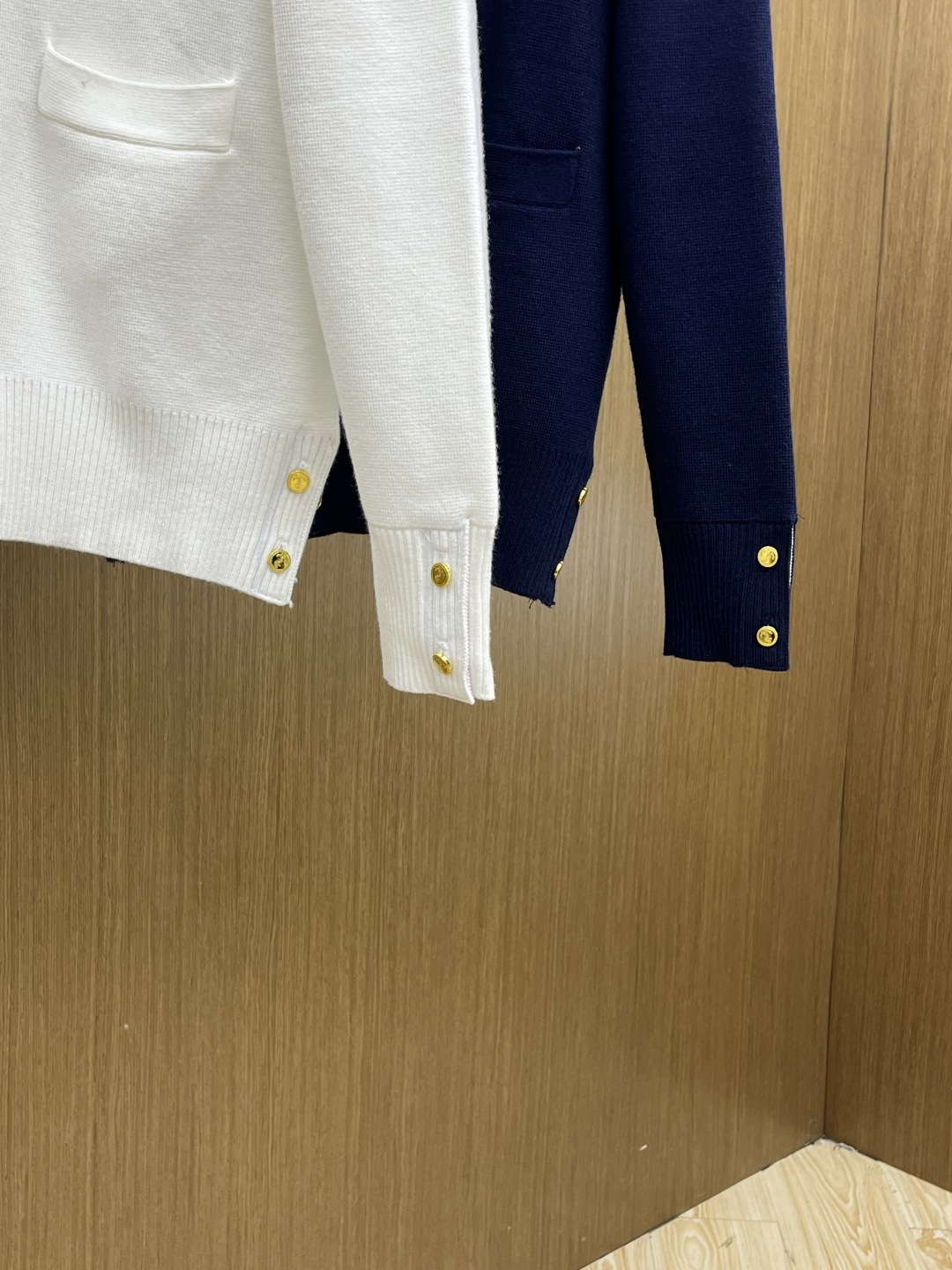 秋冬爆品 TB 🔥🔥aw秋冬新款 同步 时尚经典针织开衫毛衣 秋冬必备款 采用针织衫加厚毛衣，精致简洁大