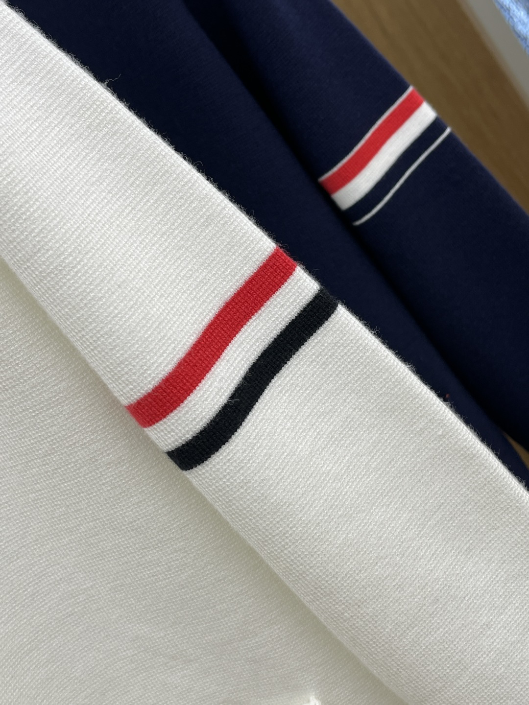 秋冬爆品 TB 🔥🔥aw秋冬新款 同步 时尚经典针织开衫毛衣 秋冬必备款 采用针织衫加厚毛衣，精致简洁大