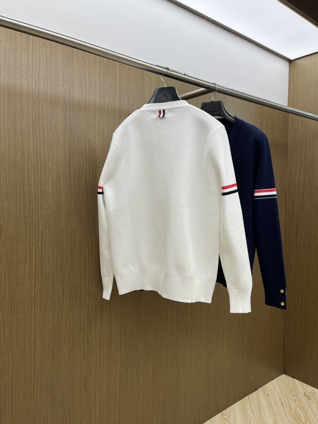 秋冬爆品 TB 🔥🔥aw秋冬新款 同步 时尚经典针织开衫毛衣 秋冬必备款 采用针织衫加厚毛衣，精致简洁大