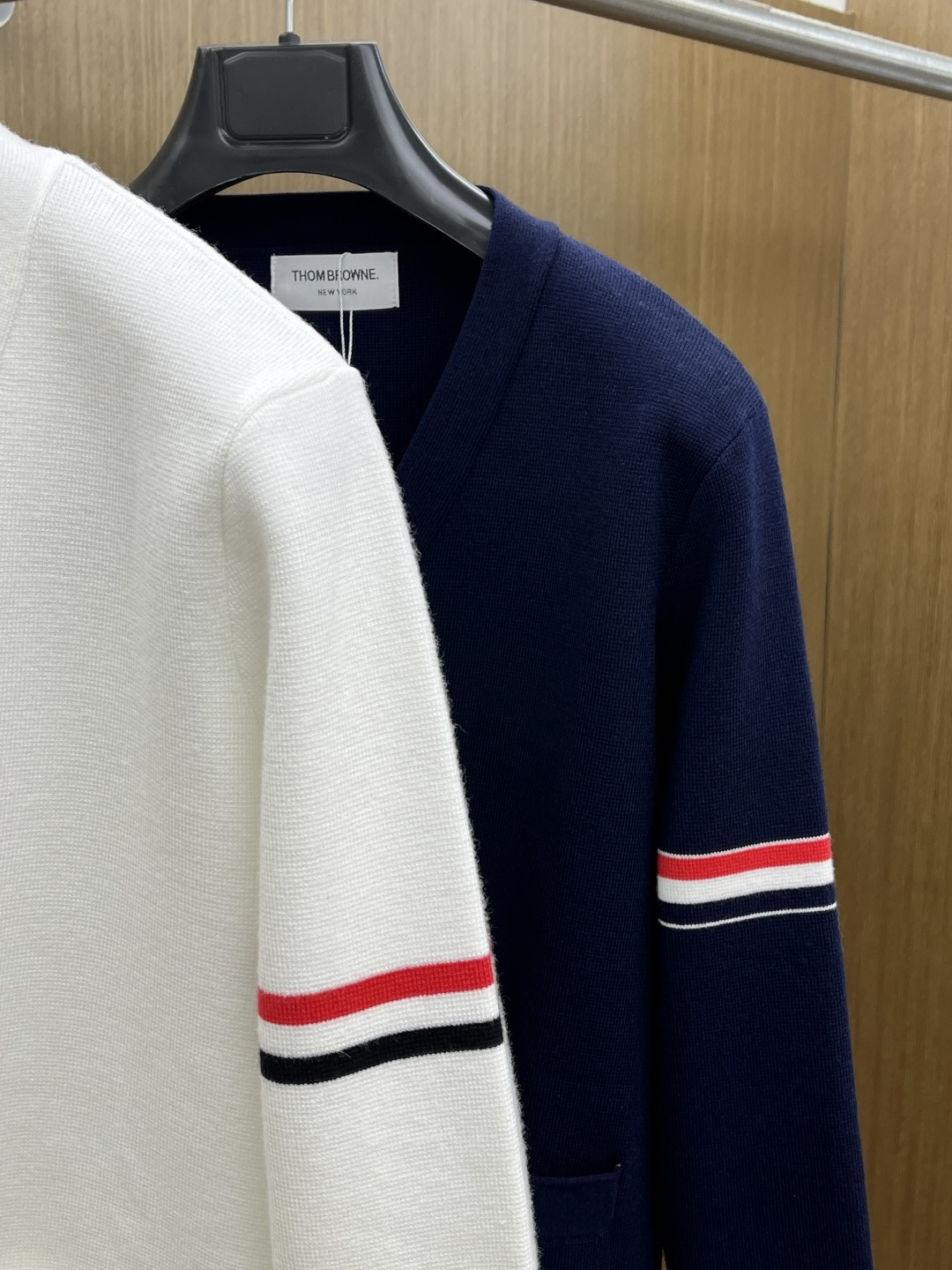 秋冬爆品 TB 🔥🔥aw秋冬新款 同步 时尚经典针织开衫毛衣 秋冬必备款 采用针织衫加厚毛衣，精致简洁大