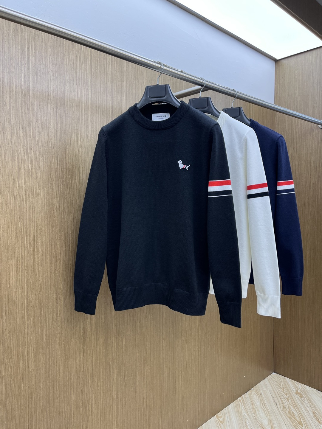 NO:656680,Autumn and winter hot items TB 1955aw new autumn and winter style, synchronous fashionable classic knitted sweater, a must-have for autumn and winter. Made of thickened knitted sweaters, exquisite, simple and elegant. Brand element embellishment design. There is not too much complicated craftsmanship. What is played is the fusion of design and materials. Simple European style. A must-have artifact for autumn and winter!  Size M-3xL fxg,,sweaters,alexander wang19860909秋冬爆品 TB 1955aw秋冬新款 同步 时尚经典针织毛衣 秋冬必备款 采用针织衫加厚毛衣,精致简洁大方 品牌元素点缀设计 没有过多复杂的工艺 玩的就是设计与材质的融合 简约的欧风 秋冬季必备神器！ 尺码M-3xL  fxg,,sweaters,alexander wang,Men's clothing